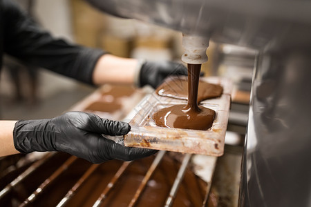 烹饪人们的糖果填充糖果模具与巧克力糖果店糖果师糖果店巧克力糖果图片