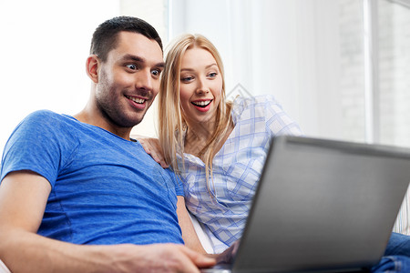 技术,互联网人的幸福的夫妇与笔记本电脑家里幸福的夫妇家里笔记本电脑图片