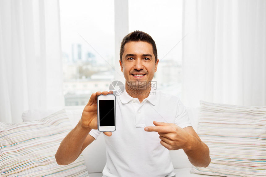 技术,人沟通快乐的人与智能手机家里家里智能手机的快乐男人图片