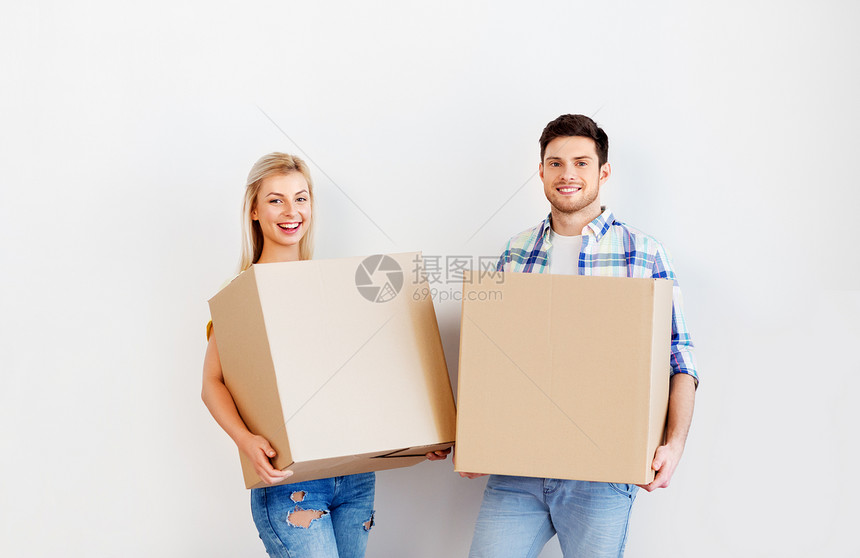 感动,人房地产的幸福的夫妇着大纸板箱幸福的夫妇带着箱子搬新家图片