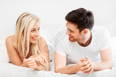 爱,关系人的幸福的夫妇躺家里的床上幸福的夫妇躺家里的床上图片