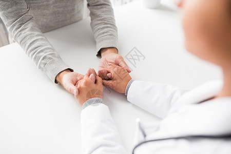医学,保健老密切轻医生握着老病人的手医生握住老患者的手图片