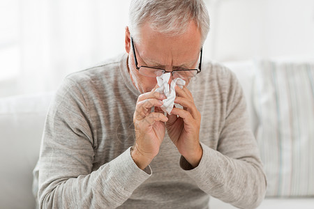 生病感冒的老人用纸擦鼻涕图片
