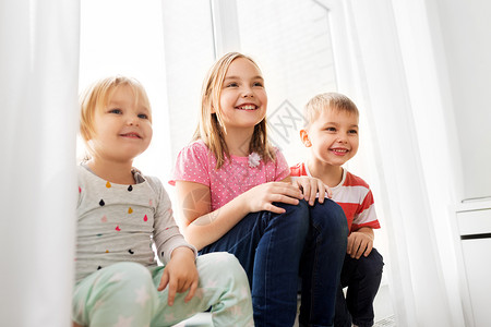 童,休闲家庭观念快乐的孩子坐窗台上快乐的小孩子坐窗台上图片