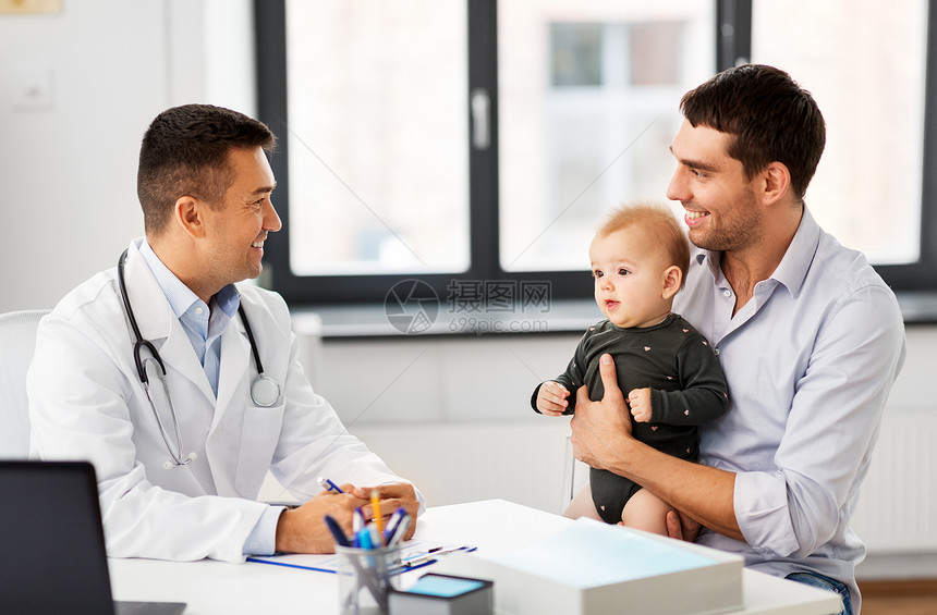 医学,医疗,儿科人的快乐的父亲与婴儿女儿医生与剪贴板医院的医疗办公室父亲带着孩子医生诊所图片