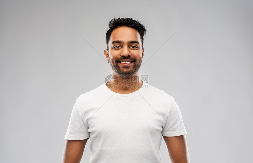 人们的微笑的轻印度男子灰色背景灰色背景上微笑的轻印度男子图片