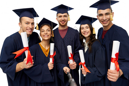 自私自利教育,毕业人的群快乐的研究生砂浆板学士学位礼服与文凭拍摄的Slfie棒白色背景毕业证书自拍的快乐毕业生背景