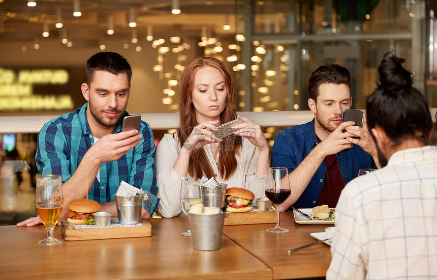 休闲,技术,生活方式人们的朋友与智能手机餐厅就餐餐馆智能手机的朋友图片