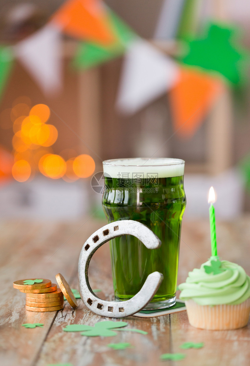 帕特里克日,假日庆祝璃绿色啤酒,纸杯蛋糕与蜡烛,马蹄铁金币木桌上杯啤酒,纸杯蛋糕,马蹄铁金币图片