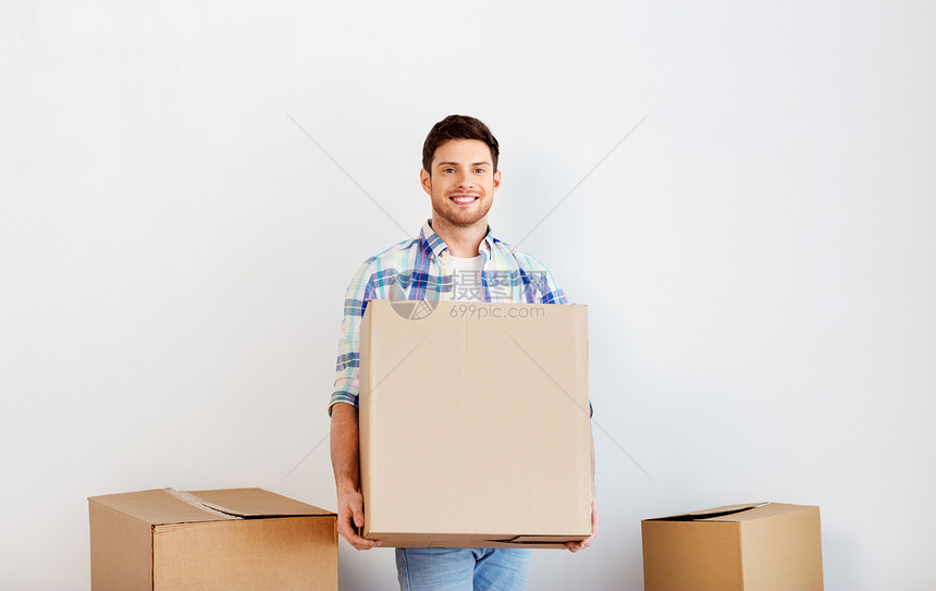 感动,人房地产的快乐的人着纸板箱新的家带着纸板箱搬新家的快乐男人图片