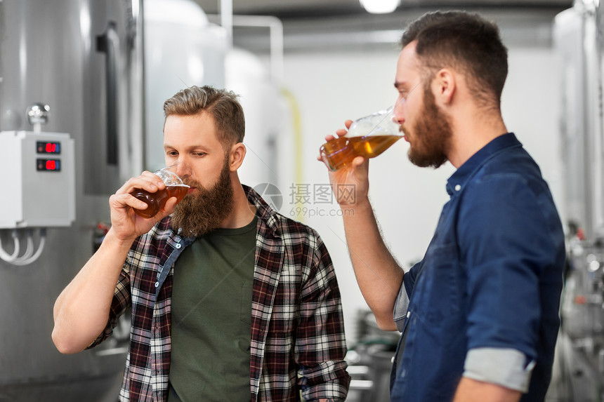 酒精生产,制造,商业人的男子饮用测试工艺啤酒啤酒厂男人啤酒厂喝测试工艺啤酒图片
