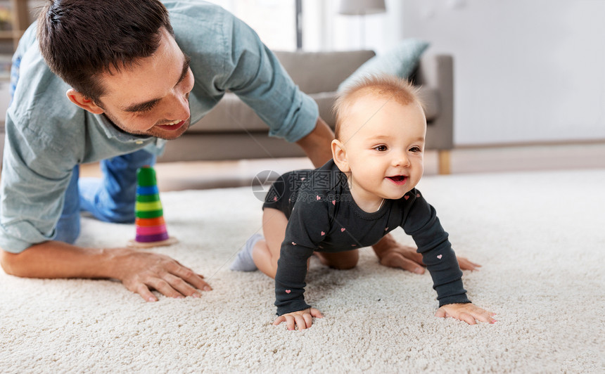家庭父亲父母的快乐的小女婴,父亲家爬行地板上快乐的小女婴爸爸家图片
