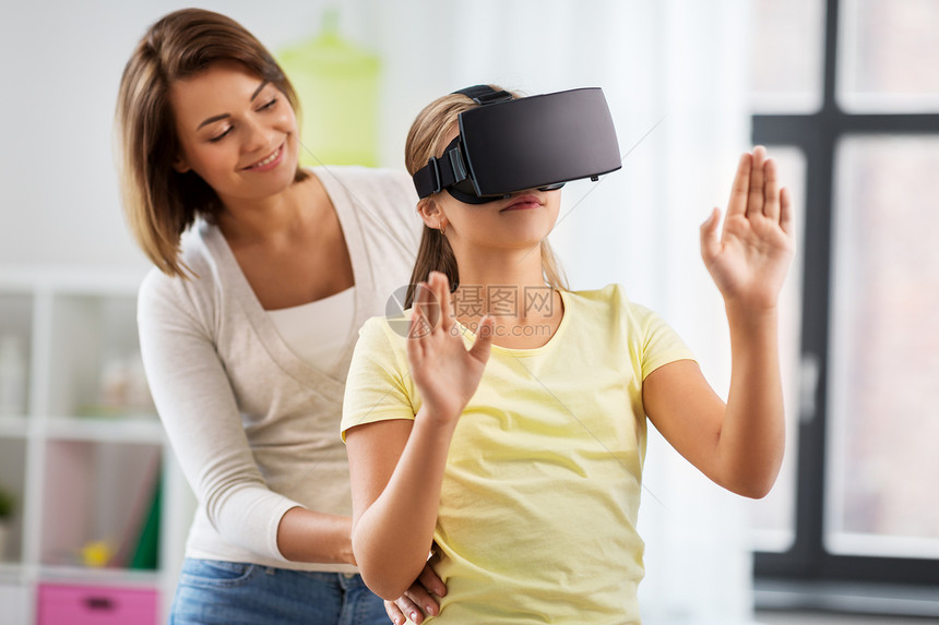 家庭,技术虚拟现实母亲女儿VR眼镜家玩母亲女儿戴着VR眼镜家玩图片