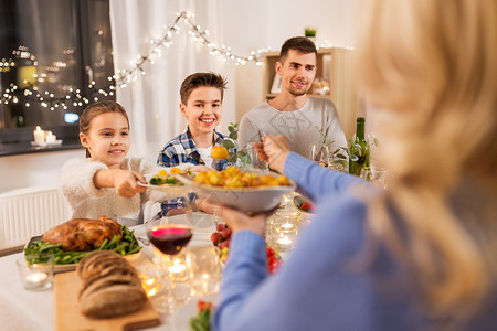感恩节一家人吃饭庆祝,节日人们的幸福的家庭家里举行晚餐聚会幸福的家庭家里举行晚宴背景