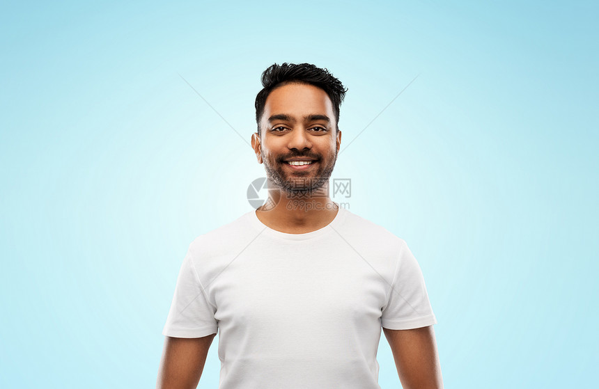 人们的微笑的轻印度男子蓝色背景蓝色背景上微笑的轻印度男子图片