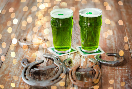 帕特里克日,假日庆祝眼镜的绿色生啤与三叶草马蹄杯带三叶草的绿色啤酒图片