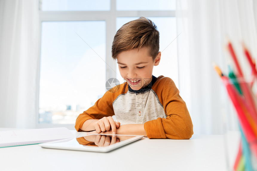 教育,技术学理念快乐的学生男孩与平板电脑笔记本电脑学家里学生男孩家里平板电脑笔记本图片