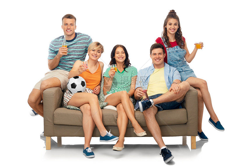 娱乐活动休闲人的群快乐的微笑的朋友足球迷,带着足球坐沙发上,白色背景下喝含酒精的饮料朋友球迷带球饮料图片
