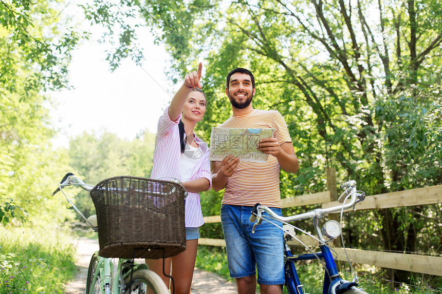 旅行,休闲生活方式的快乐的轻夫妇与自行车寻找位置乡村夏天夏天乡下自行车配图片