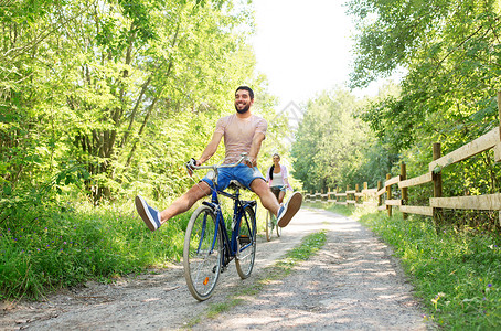 自行车,休闲生活方式的快乐的轻夫妇与自行车夏季公园夏天公园里自行车的快乐夫妇背景图片