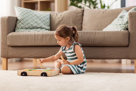 童人的快乐的三岁女婴玩玩具块家快乐的女婴家里玩玩具积木背景图片