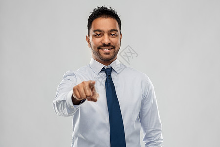 商业,上族人的微笑的印度商人穿衬衫,领带灰色背景印度商人穿衬衫,领带灰色上图片