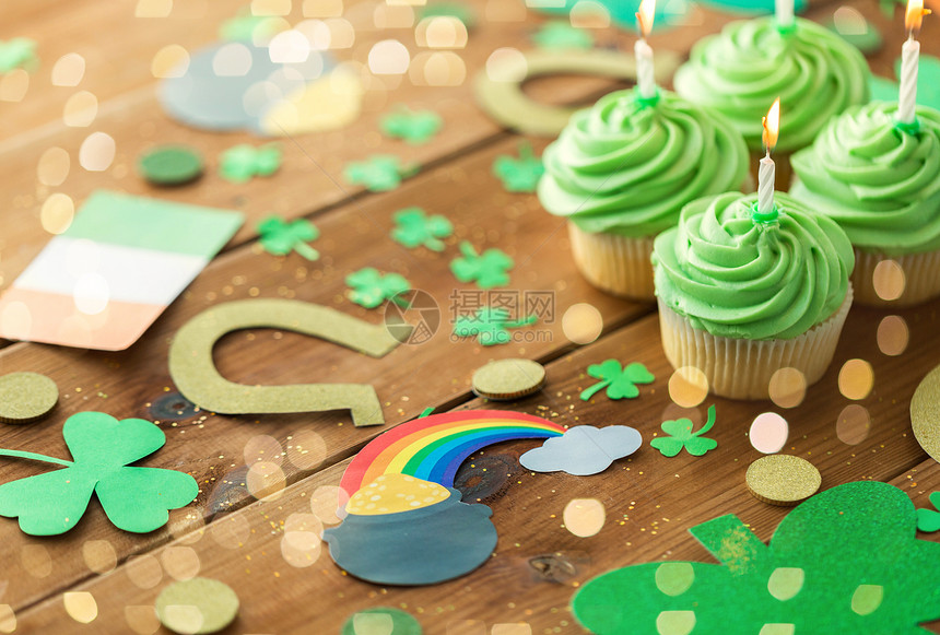 帕特里克日,假日庆祝绿色纸杯蛋糕与蜡烛其他派道具木桌上绿色纸杯蛋糕帕特里克日派道具图片