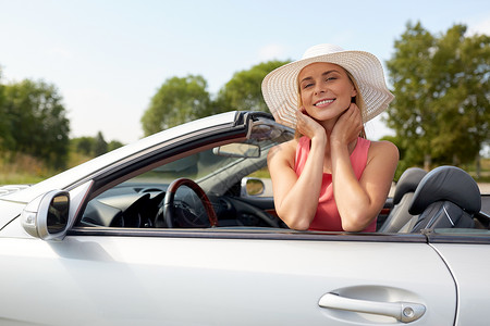 旅行,公路旅行人们的快乐的轻女人戴着太阳帽敞篷车开敞篷车的快乐轻女人图片