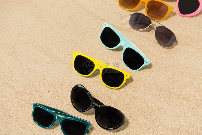 夏天,眼镜配件同的太阳镜海滩沙滩海滩沙滩上的同太阳镜图片
