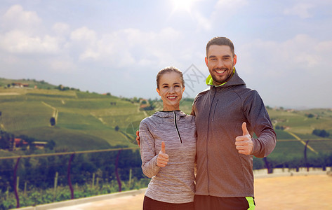 健身,运动人的微笑的夫妇户外大拇指乡村景观背景夫妇乡村景观上竖大拇指图片