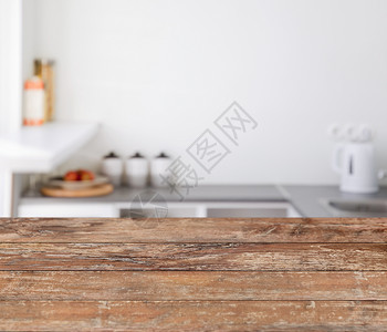 内部空木板与模糊的厨房背景用木板模糊的厨房背景背景图片