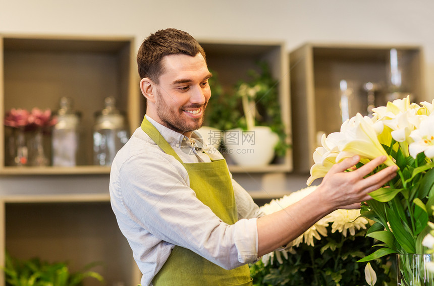 小生意,销售花卉花店销售商与白色百合花花店里白色百合的花店销售商图片