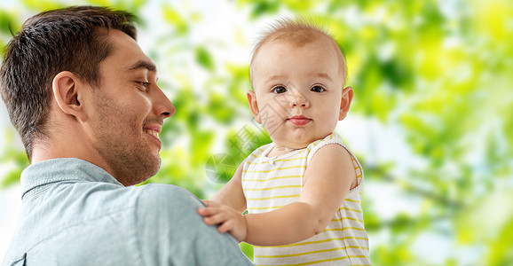 家庭,父亲人的父亲与小女儿的绿色自然背景父亲带着小女儿背景图片