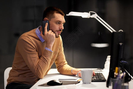 商业,截止日期技术商人与电脑打电话夜间办公室商人夜间办公室打电话图片