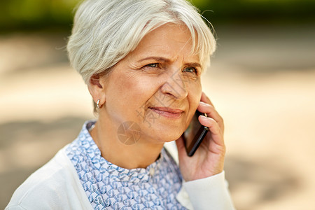 退休,沟通老人的老年女子打电话智能手机夏季公园老妇女打电话智能手机图片