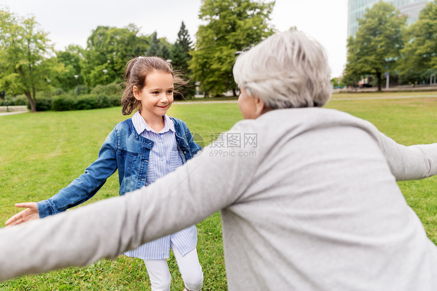 家庭休闲人的快乐的祖母孙女夏季公园玩游戏开会祖母孙女公园玩图片