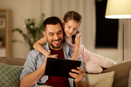 家庭,父亲技术快乐的父亲小女儿家里的平板电脑晚上父亲女儿家用平板电脑图片