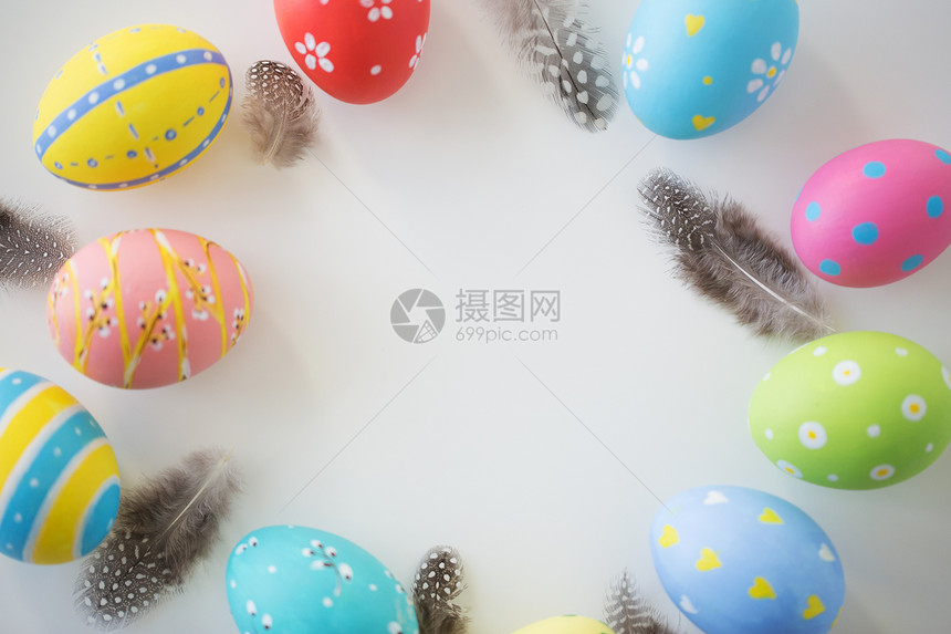 复活节,假日,传统象密切彩色鸡蛋羽毛白色背景彩色复活节彩蛋羽毛图片