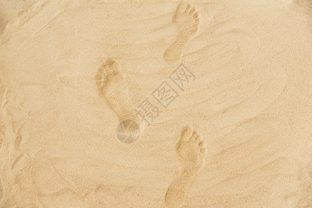 暑假沙滩上的脚印痕迹夏天海滩上沙滩上的脚印图片