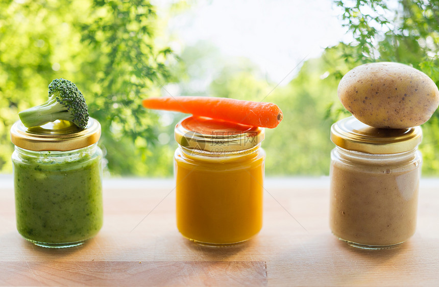 婴儿食品,健康饮食营养绿色自然背景下木制桌子上璃瓶中的蔬菜泥璃罐中的蔬菜泥婴儿食品图片