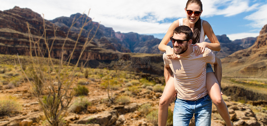 旅行,旅游人们的快乐的夫妇夏天大峡谷公园的背景下玩得很开心夫妇大峡谷的夏天玩得很开心图片