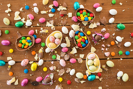 复活节,糖果糖果的巧克力鸡蛋糖果滴木桌上巧克力鸡蛋糖果滴木桌上图片