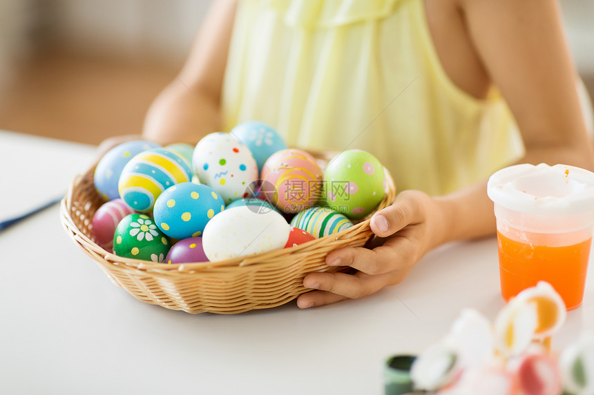 复活节,假日人们的女孩与彩色鸡蛋柳条篮子柳条篮子里复活节彩蛋的女孩特写图片