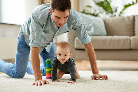 家庭父亲父母的快乐的小女婴,父亲家爬行地板上快乐的小女婴爸爸家图片