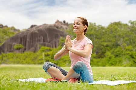 纳马斯特健身,瑜伽健康的生活方式快乐的女人冥想异国情调的夏季公园塞舌尔背景快乐的女人异国情调的夏季公园冥想背景
