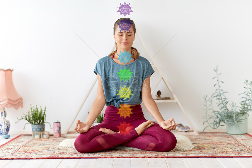 正念,灵健康的生活方式妇女冥想莲花姿势瑜伽工作室与七个脉轮符号女人瑜伽工作室冥想莲花姿势图片