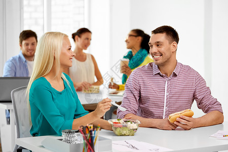 吃热狗公司,沟通人的快乐的同事办公室吃午饭吃饭快乐的同事办公室吃午饭吃饭背景