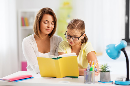 教育家庭学观念母亲女儿作业,家看书妈妈女儿作业图片