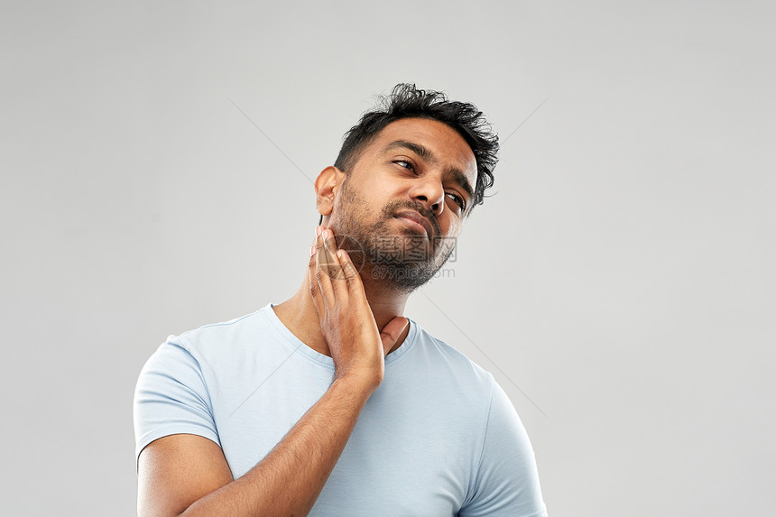 健康问题人们的健康的印度男子患腺体扁桃体疼痛的灰色背景患疼痛腺体扁桃体的印度男子图片