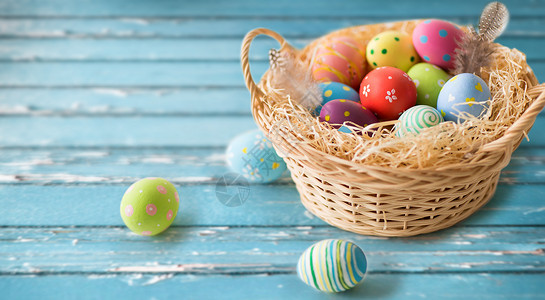 复活节,假日,传统象彩色鸡蛋篮子蓝色木板背景篮子里彩色复活节彩蛋图片